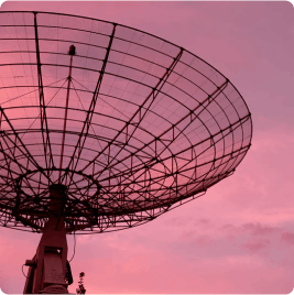 Fotografia de uma antena de transmissão